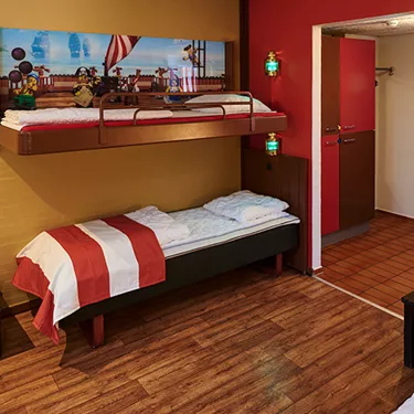 LEGOLAND Holiday Village Pirate Room Bunkbed 1 700X500