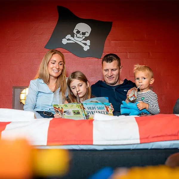 600X600 Piratværelse Familie I Sengen
