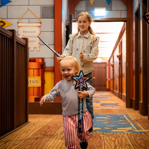 600X600 Børn Løber På Gang