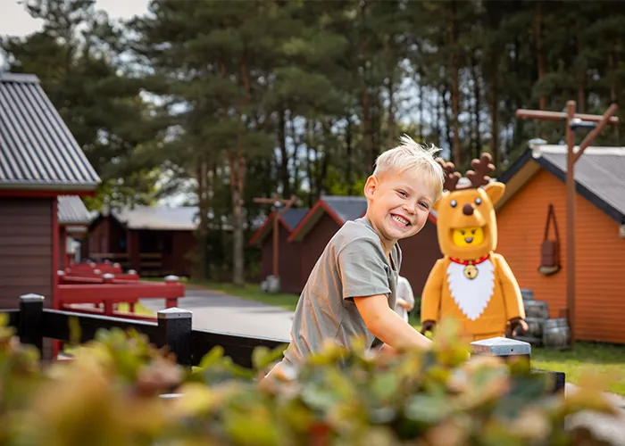 Holiday Village Dreng Smiler Ved Hytter 700X500