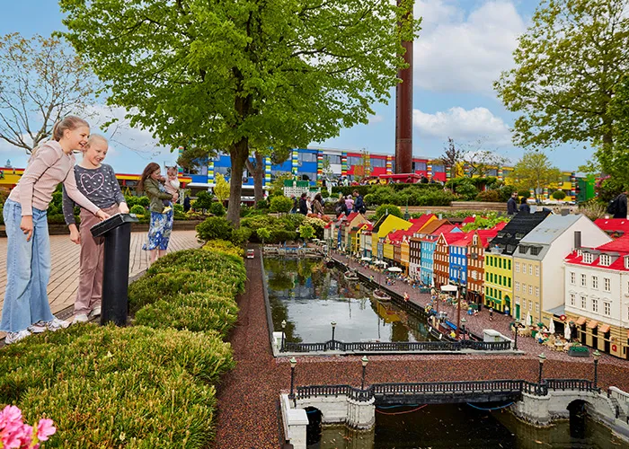Farverige LEGO-bygninger og kanal i Miniland i LEGOLAND Billund