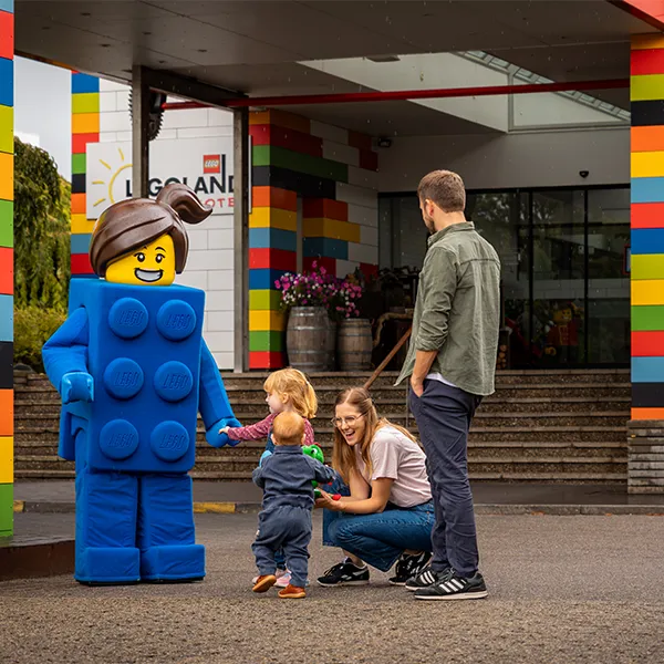 600X600 Brick Girl Og Familie Udenfor