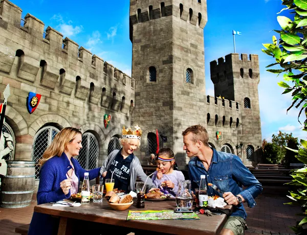 Famile Spiser Udenfor Ved Borgen Web