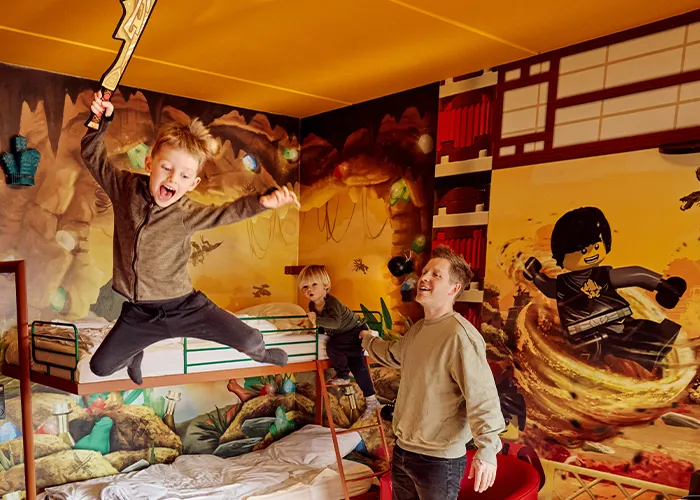 Dreng flyver i NINJAGO værelse